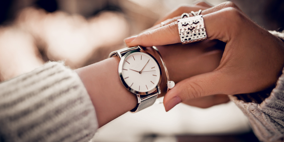 Wiele osób wydaje krocie na luksusuowe zegarki oraz biżuterię, by podkreślić swój status majątkowy. Czy to konieczne