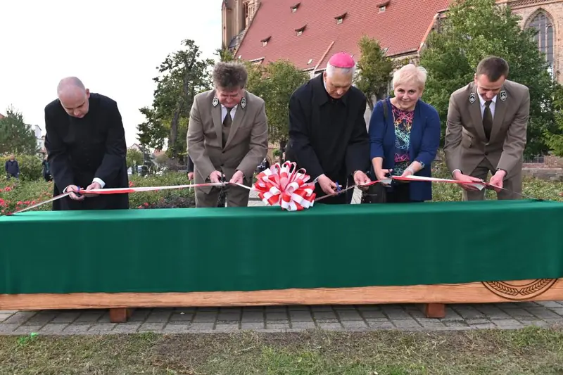 Odsłonięcie ławeczki &quot;Usiądź na 1 tonie CO2&quot;