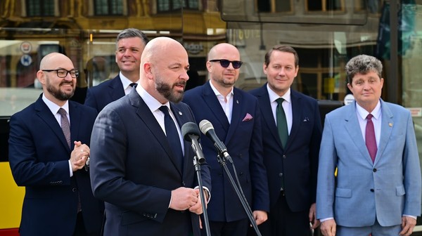 MPK pozyskało w ostatnich latach ponad 600 milionów dotacji. Pierwszy z lewej prezes Witold Woźny