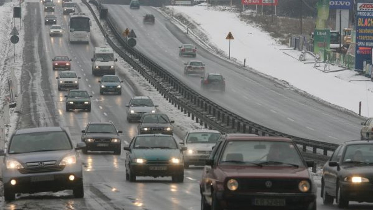 Z powodu opadów śniegu na drodze krajowej Kraków – Zakopane, zwłaszcza na jej górskim odcinku, panują trudne warunki jazdy. Najgorzej jest w okolicach Naprawy i Rdzawki, gdzie silny wiatr nawiewa na jezdnię śnieg – podało GDDKiA.