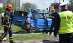 Samochód zaklinowany pomiędzy tramwajem a słupem. W środku ciężarna kobieta i dziecko