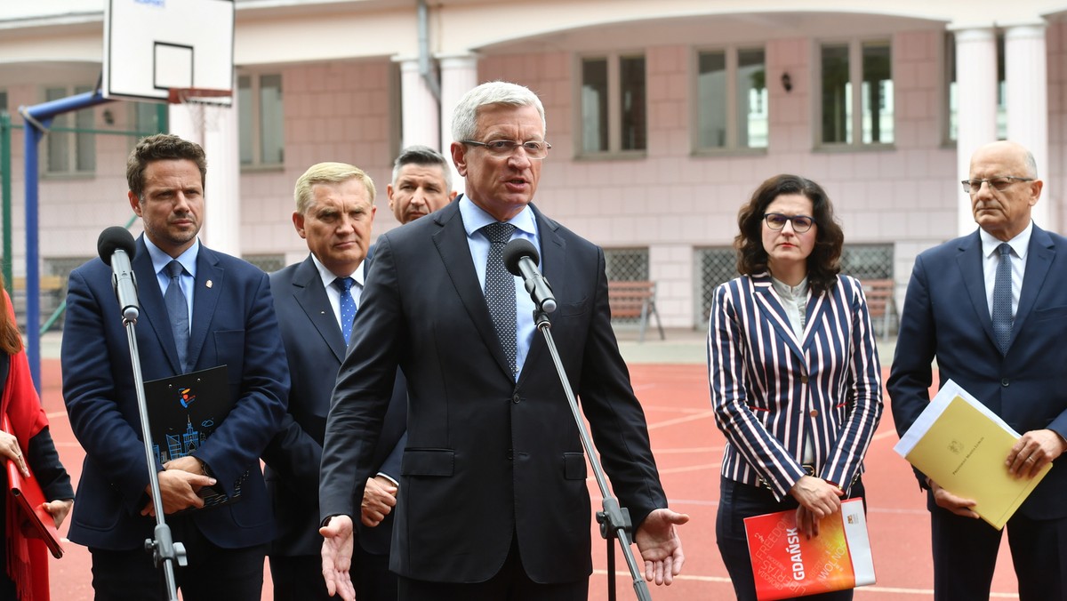 Warszawa, 21.05.2019. Prezydent Warszawy Rafał Trzaskowski (L), prezydent Poznania Jacek Jaśkowiak (C), prezydent Białegostoku Tadeusz Truskolaski (2L), prezydent Gdańska Aleksandra Dulkiewicz (2P) i prezydent Lublina Krzysztof Żuk (P) podczas konferencji prasowej Unii Metropolii Polskich, 21 bm. w Warszawie. Konferencja dotyczyła ubiegania się o zwrot kosztów poniesionych przez samorządy w związku z deformą oświaty. 