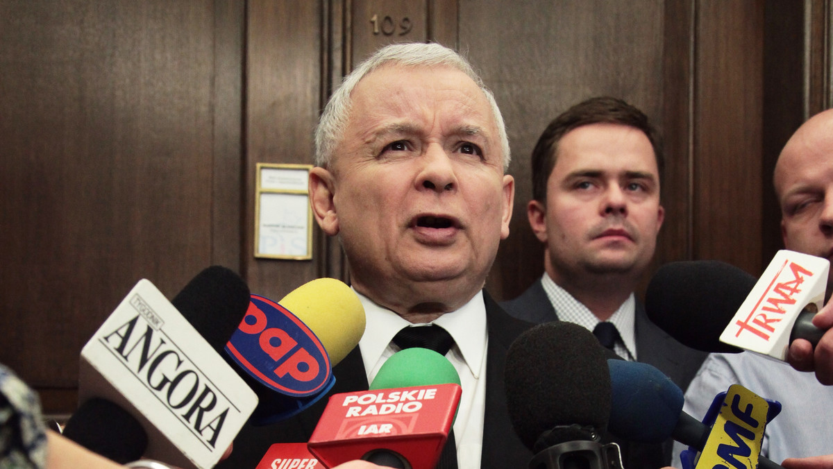 - Polska potrzebuje nowej konstytucji. Musimy tego dokonać - powiedział prezes PiS Jarosław Kaczyński podczas sobotniej konferencji poświęconej 15-leciu polskiej ustawy zasadniczej.