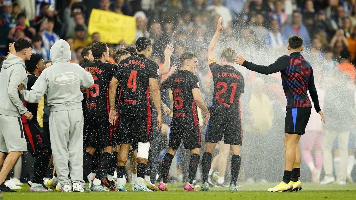 Awantura po triumfie FC Barcelona. Policja i zraszacze ostudziły atmosferę [WIDEO]