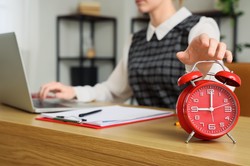 Ustawa wydłużająca dzień pracy zatwierdzona! 13-godzinny dzień pracy staje się faktem