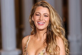 Svi se dive njenoj KOSI, a ovo je TAJNA PREDIVNIH TALASA koje mnogi priželjkuju: Trik je u najjednostavnijoj metodi koja UVEK UPALI