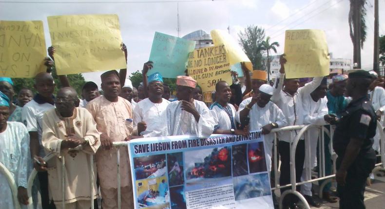 Residents of Ijegun in Igando-Ikotun LCDA, Lagos State, protesting at Lagos House on Monday (NAN)