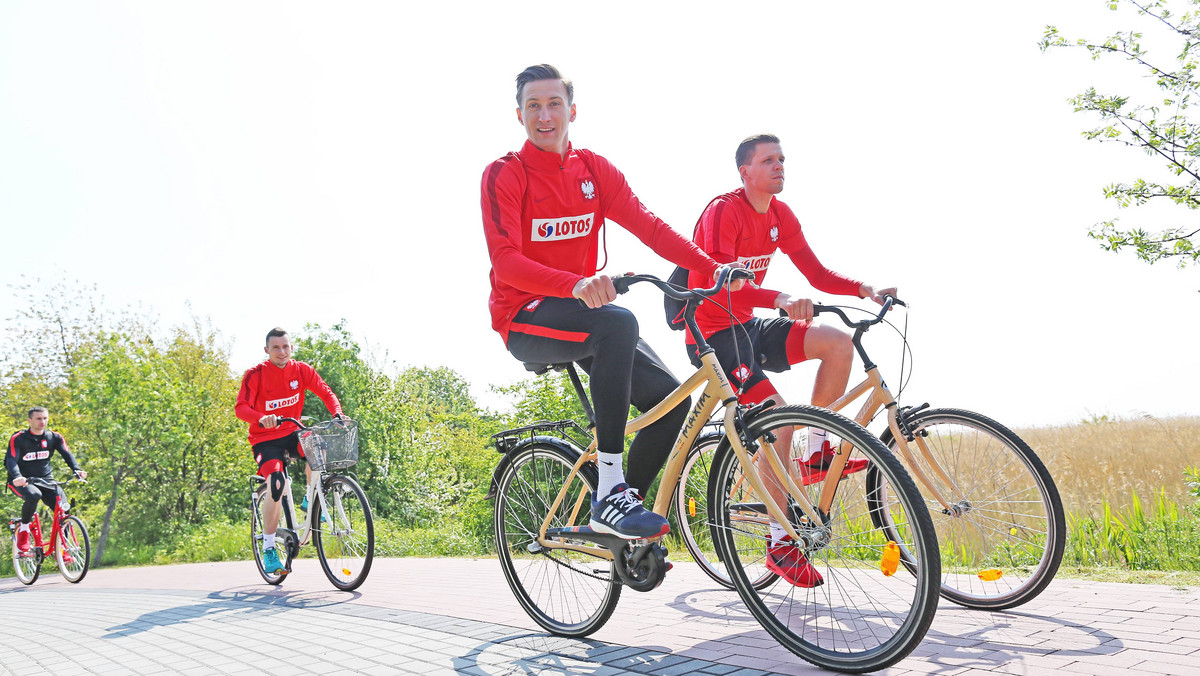 Tym razem temperatura przekroczyła dziesięć stopni C, zza chmur wyszło słońce, więc na czwartkowy trening piłkarze Adama Nawałki pojechali... rowerami.