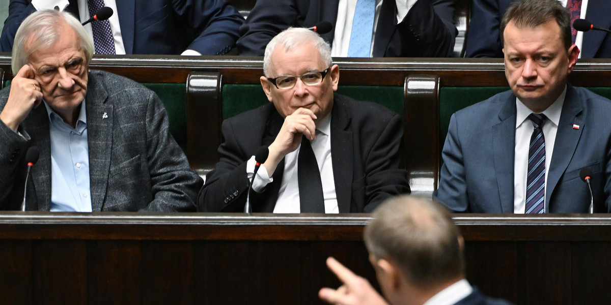 Ryszard Terlecki, Jarosław Kaczyński, Mariusz Błaszczak i Donald Tusk w Sejmie.