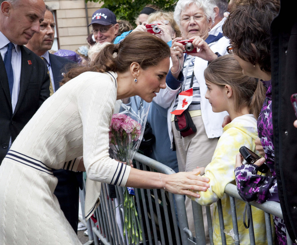 Księżna Catherine przyjmuje kwiaty podczas oficjalnej wizyty w Kanadzie
