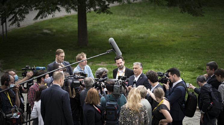 A képen Orbán Viktor kormányfő brüsszeli újságíróknak nyilatkozik az Európai Unió csúcstalálkozójának harmadik napján a Leopold parkban 2020. július 19-én / Fotó: MTI/Miniszterelnöki Sajtóiroda/Benko Vivien Cher