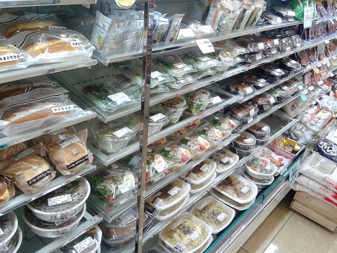 Również japońskie sklepy spożywcze różnią się od europejskich. Oferują m.in. znacznie więcej gotowych zestawów obiadów. Kupione danie można podgrzać na miejscu w kuchence mikrofalowej, a posiłek instant zalać wrzątkiem.