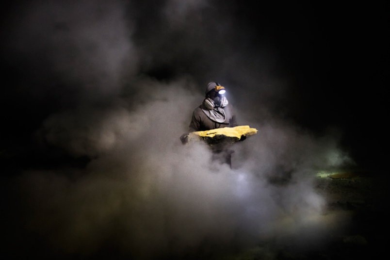 Wydobycie siarki w wulkanie Ijen Kawah, Indonezja