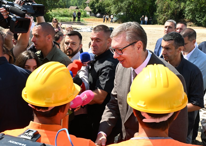 Aleksandar Vučić obilazi radove na izgradnji mosta preko Velike Morave kod Svilajnca i Velike Plane   