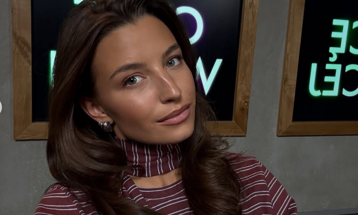 Ten kolor sukni to petarda! Idealny na studniówkę. Tak nosi go Julia Wieniawa