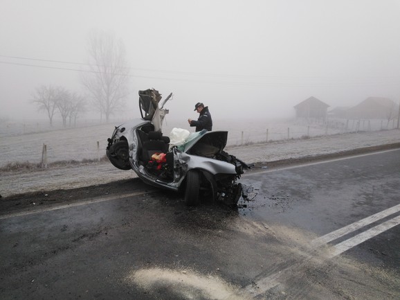 Automobil je potpuno smrskan