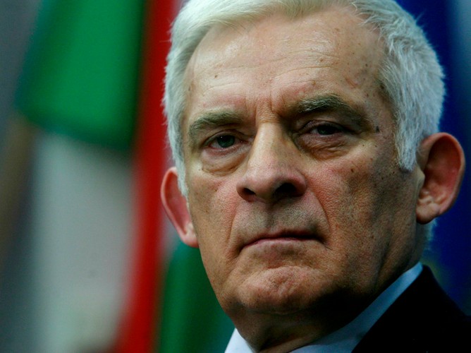 Jerzy Buzek - premier od października 1997 do października 2001. Urzędował 1448 dni. Był pierwszym premierem, który przetrwał pełną kadencje sejmu. Sukcesem jego rządu było wejście Polski do NATO