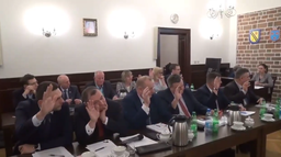 spóźniona uchwała też może być oceniana przez sąd