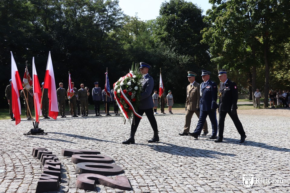 Uroczystości przed pomnikiem Homo Homini w Kielcach