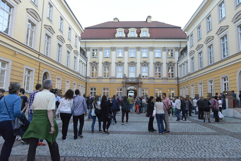 Gmach Pałacu Królewskiego we Wrocławiu, a przed nim tłum ludzi