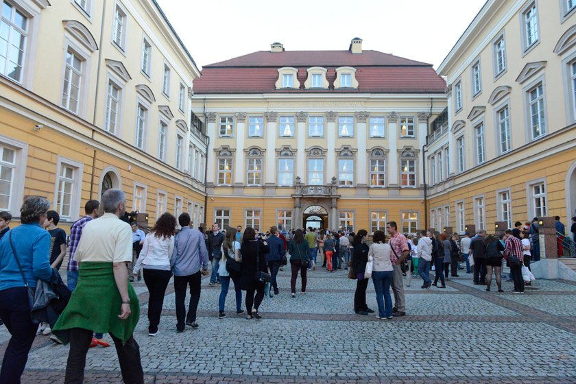 Gmach Pałacu Królewskiego we Wrocławiu, a przed nim tłum ludzi