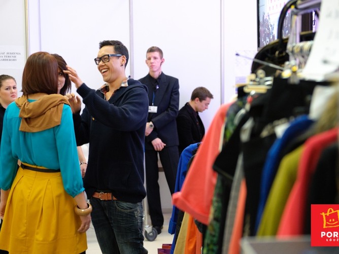 Gok Wan w trakcie pracy nad metamorfozą jednej z uczestniczek.