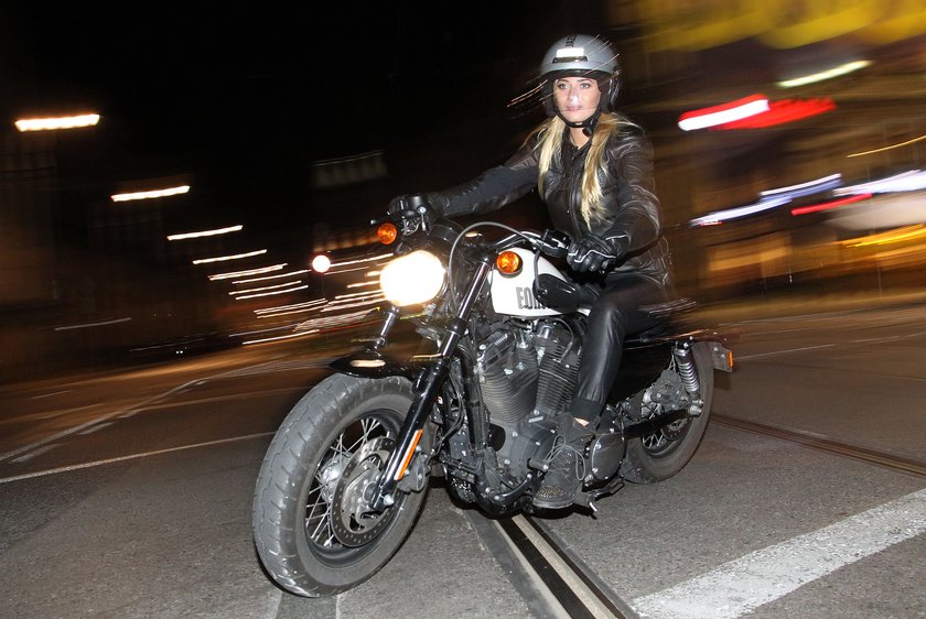 Marcelina Zawadzka na motocyklu