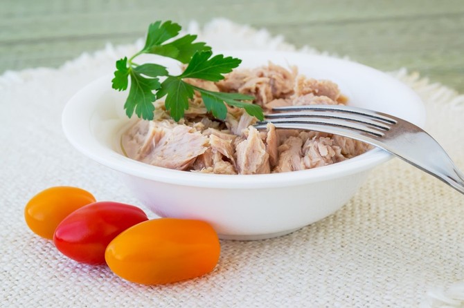 Tunjevina sadrži malo masti, a bogata je vitamin B i  omega-3 masnim kiselinama koje čuvaju srce