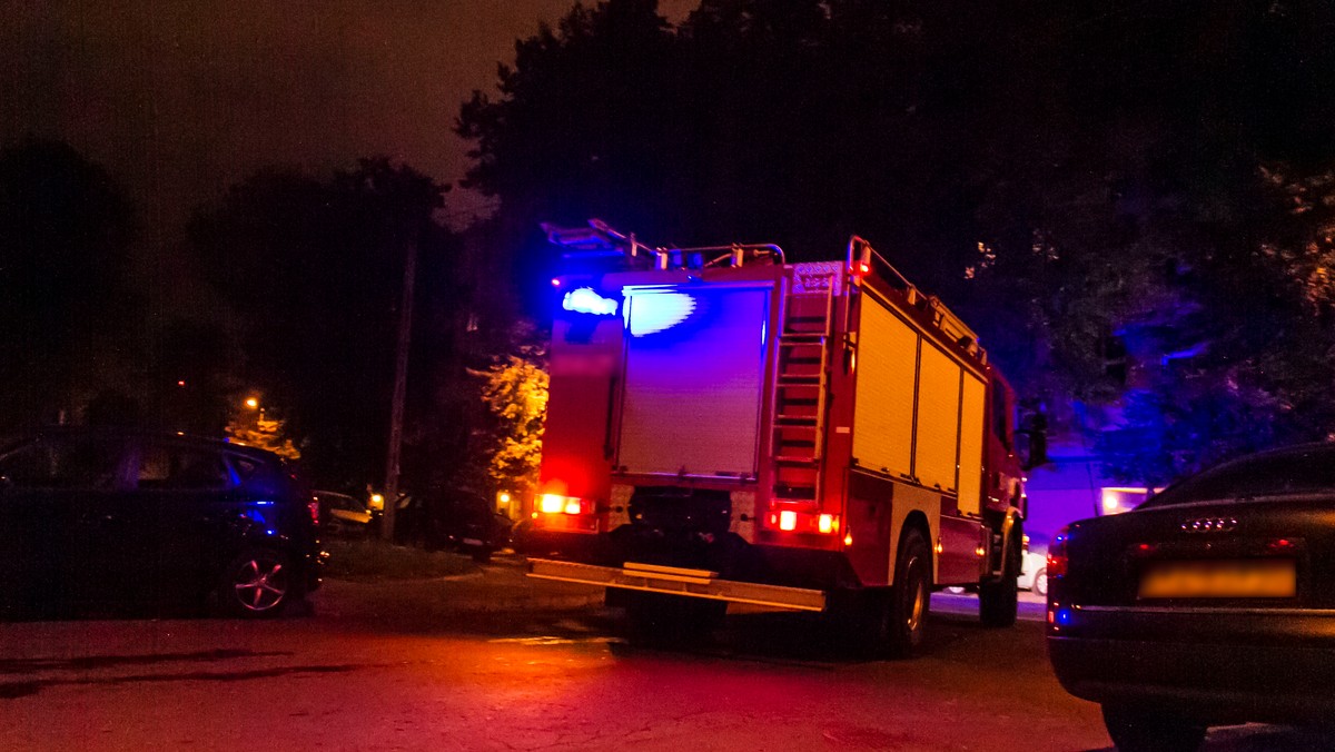 Nocne interwencje straży. Jedna osoba poszkodowana, brak prądu