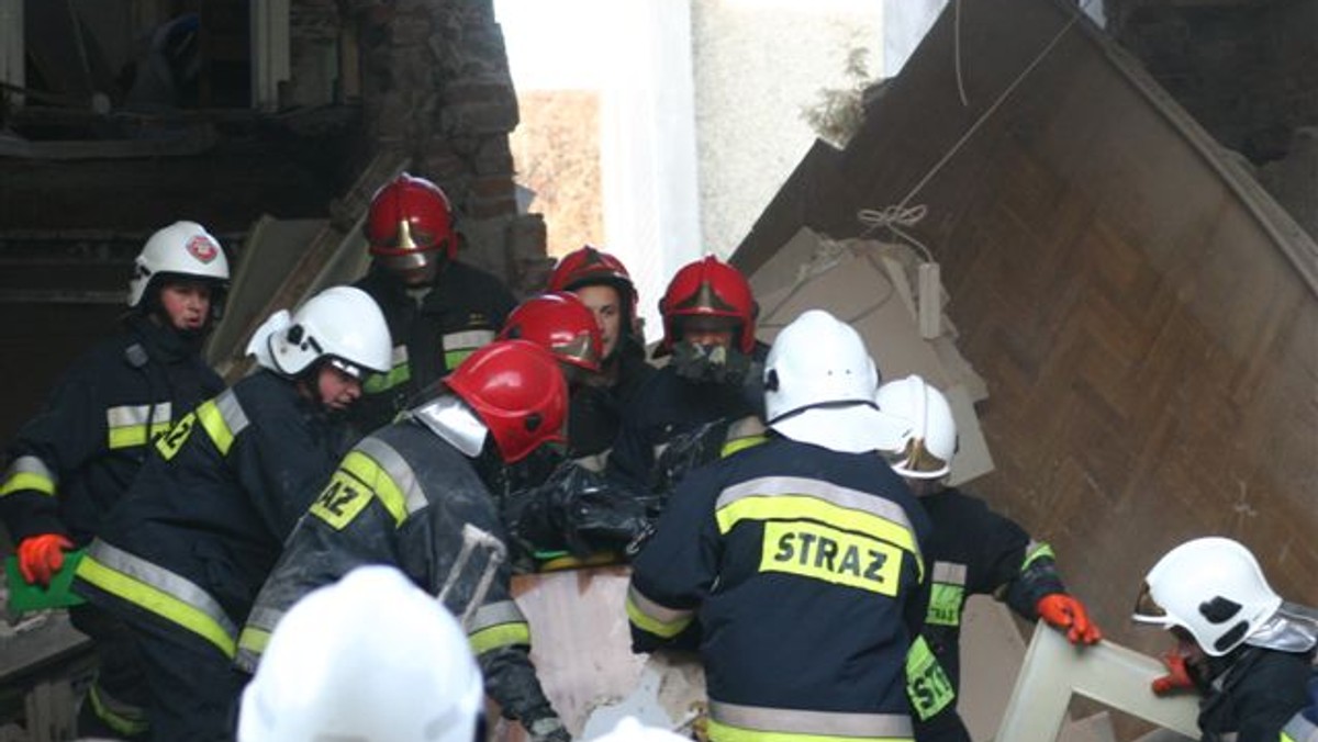 Przy ulicy Waksmundzkiej w Nowym Targu około godziny 13 doszło do wybuchu gazu, który spowodował zawalenie się jednorodzinnego budynku i uszkodzenie drugiego.