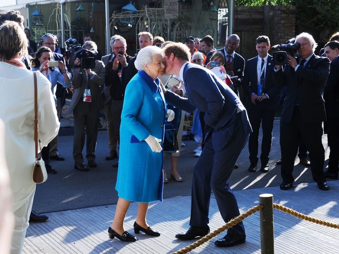 Princ Hari sa bakom kraljicom Elizabetom II