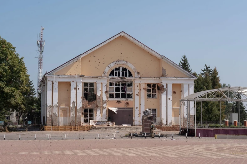 Uništeni spomenik Vladimiru Lenjinu u centru Sudže 23. avgusta