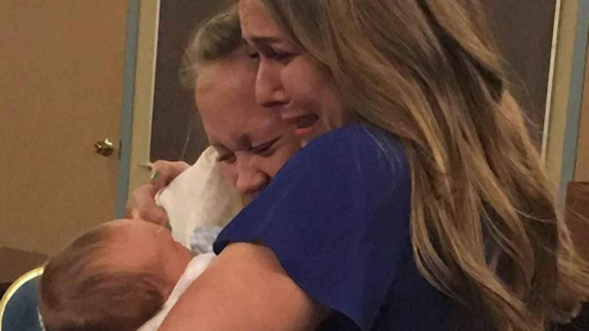 Fotka mame koja u suzama predaje bebu usvojiteljki krije najlepši obrt