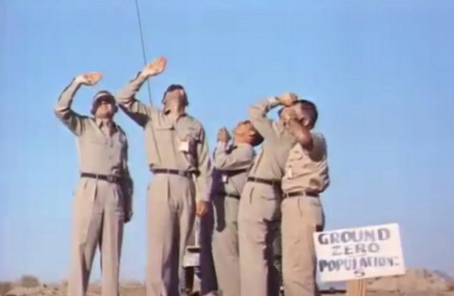 Ochotnicy biorący udział w próbie z 19 lipca 1957 roku obserwują błysk wybuchu pocisku Genie bezpośrednio nad nimi. Fot. USAF