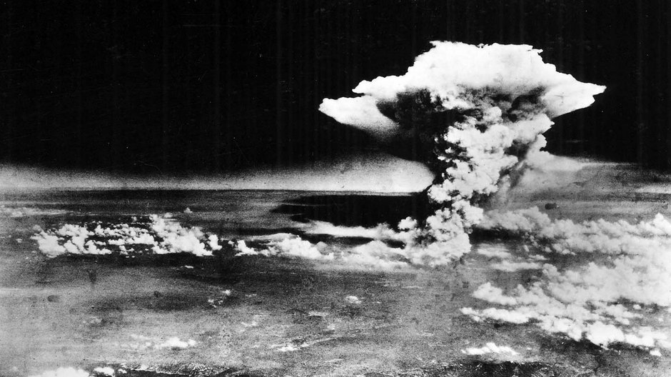 Widok na grzyb atomowy po ataku na Hiroszimę w 1945 r.