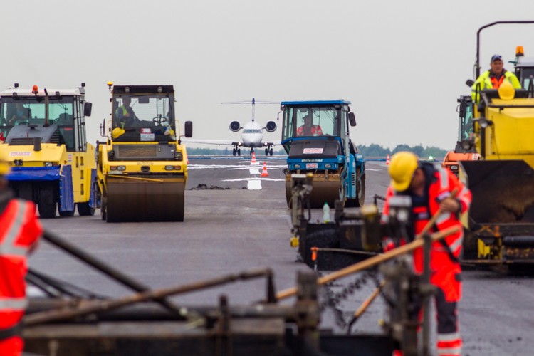 Nowe oświetlenie wymaga wybudowania 6 km kanałów w których ułożone zostaną kable o długości ok. 100 km.<br><br>fot.  (zuz) PAP/Paweł Jaskółka