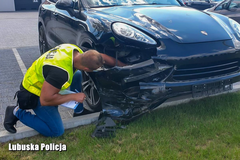 Policjanci ze Wschowy zatrzymali po pościgu 21-latka podejrzewanego o kradzież Porsche Cayenne