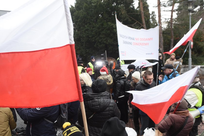 Policja ogrodziła Sejm! Tak bronią się przed protestującymi