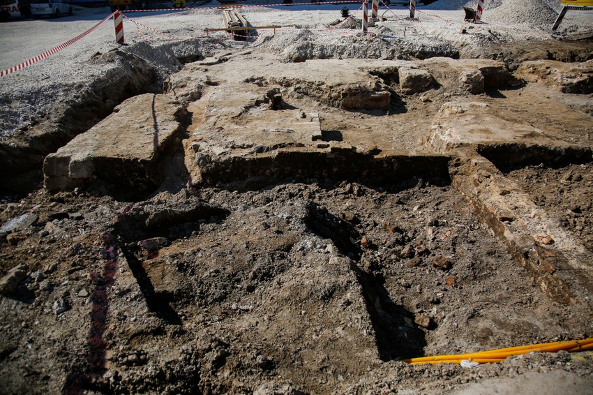 Nakon što su iskopani delovi temelja Stambol kapije, otkriveni su i ostaci rimskih grobova