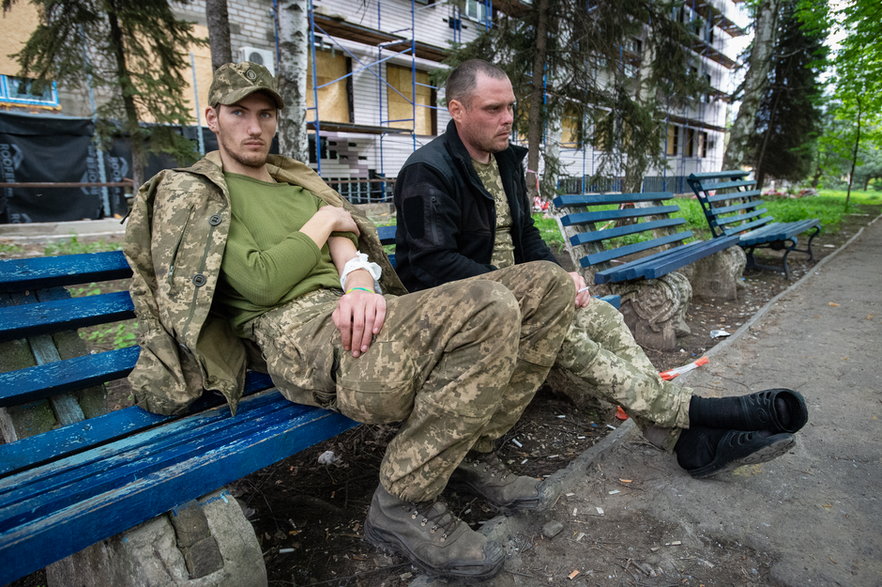Ukraińscy żołnierze przed placówką medyczną w Kramatorsku