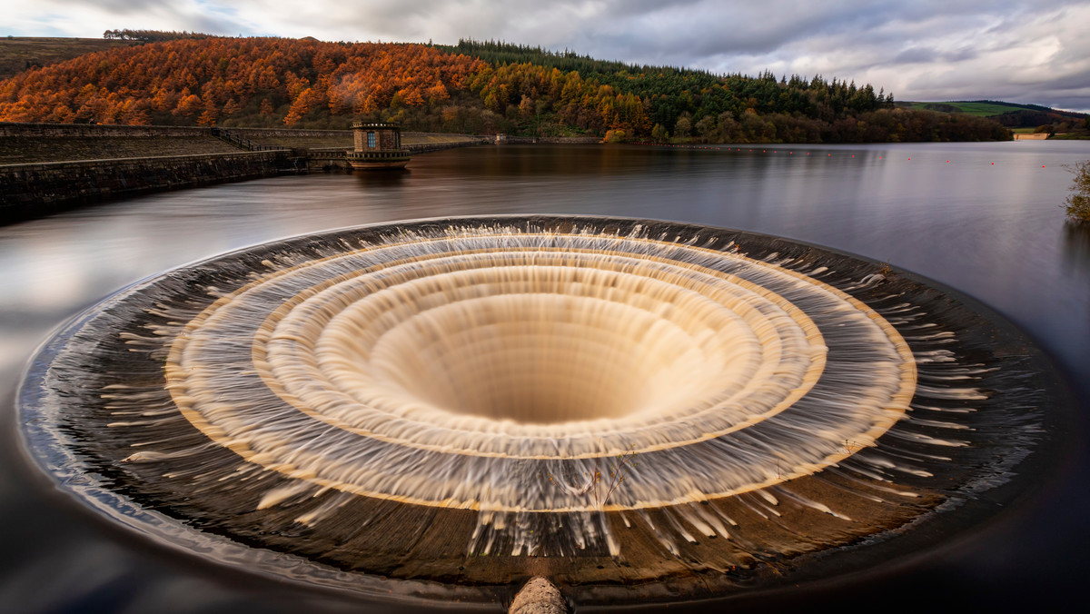 Ladybower Reservoir. Czym są tajemnicze dziury, które robią ogromne wrażenie?