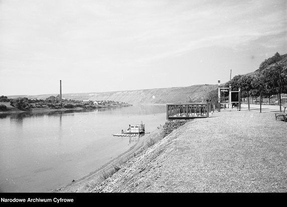 Zaleszczyki, malownicza miejscowość położona nad Dniestrem, z plażami i winoroślami, przed II wojną światową była uważana za polski biegun ciepła