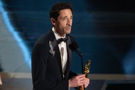 Ejdrijen Brodi DECU HARVIJA VAJNSTINA ODGAJA KAO SVOJU, a svi se pitaju KAKO IMA ŽELUDAC da bude sa ovom ženom: "TATA STIŽE KUĆI", svet bruji o tome šta je rekao na Oskaru