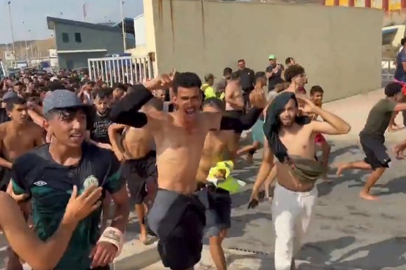 (VIDEO) HILJADE MIGRANATA PROBILO GRANICU! Opšti haos na jedinoj kopnenoj vezi Evrope sa Afrikom, NEVEROVATNI SNIMCI obilaze svet! Trče i viču: "Živela Španija!"