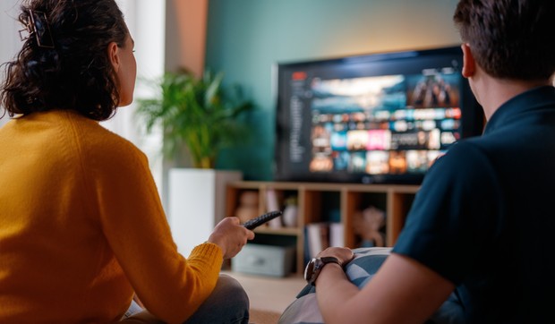 Intenzivno gledanje televizora u srednjem dobu posebno šteti mozgu muškaraca