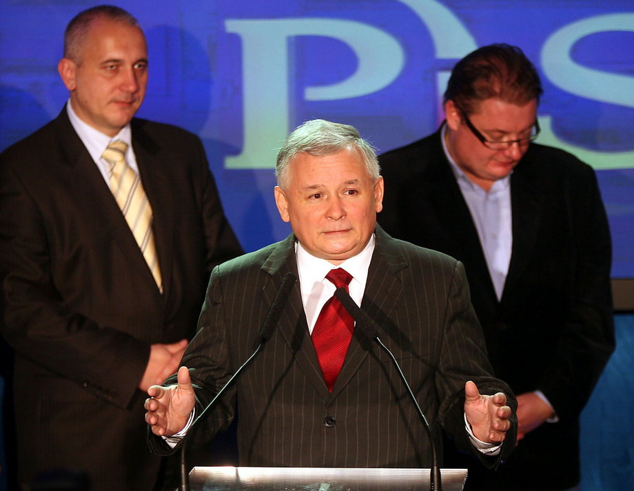 Jarosław Kaczyński podczas wieczoru wyborczego w 2007 r. W tle Joachim Brudziński i Michał Kamiński.