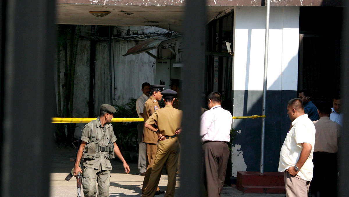 Podczas ataku lankijskich służb na domniemanych dżihadystów, który miał miejsce w nocy z piątku na sobotę, zginęło co najmniej 15 osób, w tym sześcioro dzieci - informuje policja. Obława miała miejsce w Kalmunai, na wschodzie wyspy.