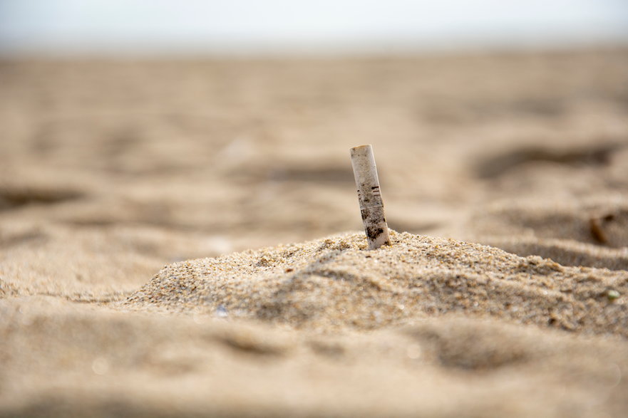 Niedopałki na plaży