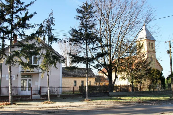 "Kupili smo KUĆU NA SELU za male pare, mislili smo da nam se ostvario SAN i da ćemo u njoj OSTARITI, a onda je naš pas počeo da zuri u jednu tačku i reži! NI SVEŠTENIK NAM NIJE POMOGAO" 