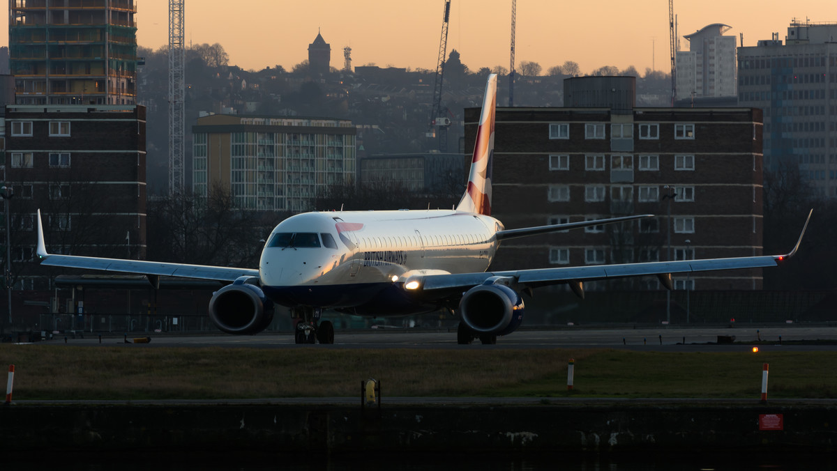 Wszystkie loty do i z lotniska London City zostały odwołane w poniedziałek po tym, jak dzień wcześniej port lotniczy został tymczasowo zamknięty, gdy w doku króla Jerzego V nad Tamizą znaleziono bombę z okresu drugiej wojny światowej.